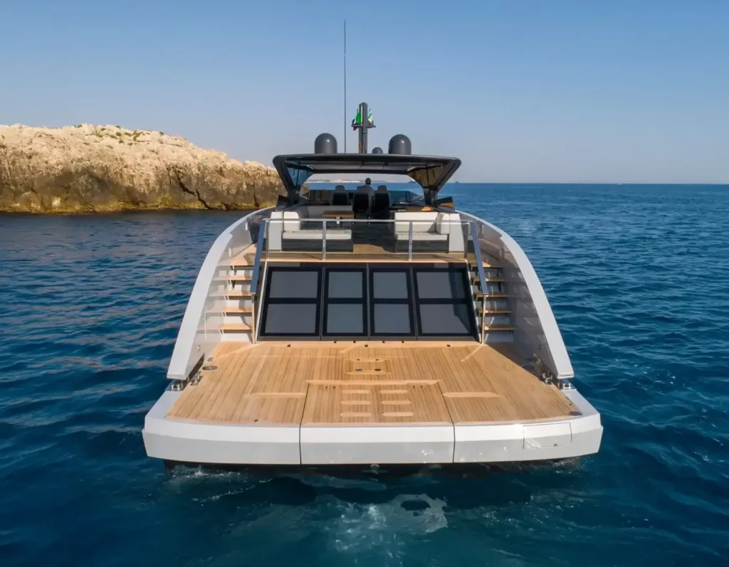 S07 Spider beach club aft deck and swim platform