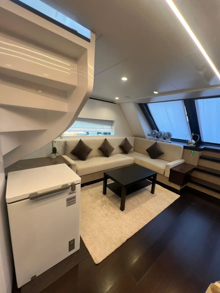 Seawind lower saloon lounge